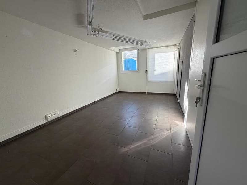 Gewerbehalle mit 90 m² + 40 m² Zwischenpodest, Büro und Parkplätzen (5)