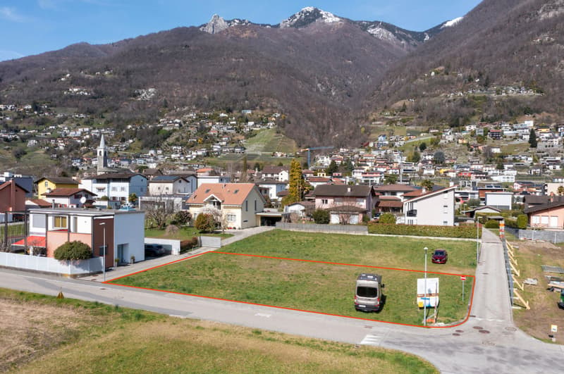 Terreno edificabile di 773 mq con 3 differenti possibili progetti