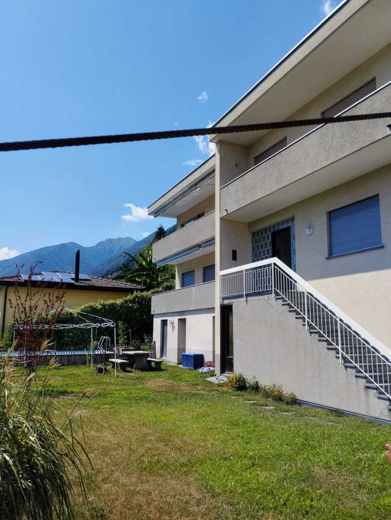 GORDOLA - Vendiamo grande appartamento con piscina in zona tranquilla (7)