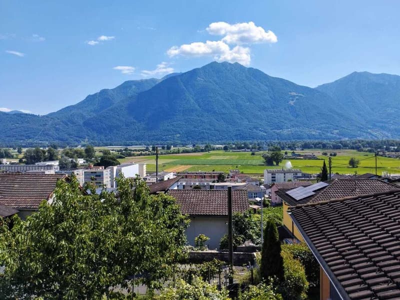 GORDOLA - Vendiamo grande appartamento con piscina in zona tranquilla (6)
