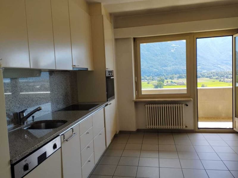GORDOLA - Vendiamo grande appartamento con piscina in zona tranquilla (9)