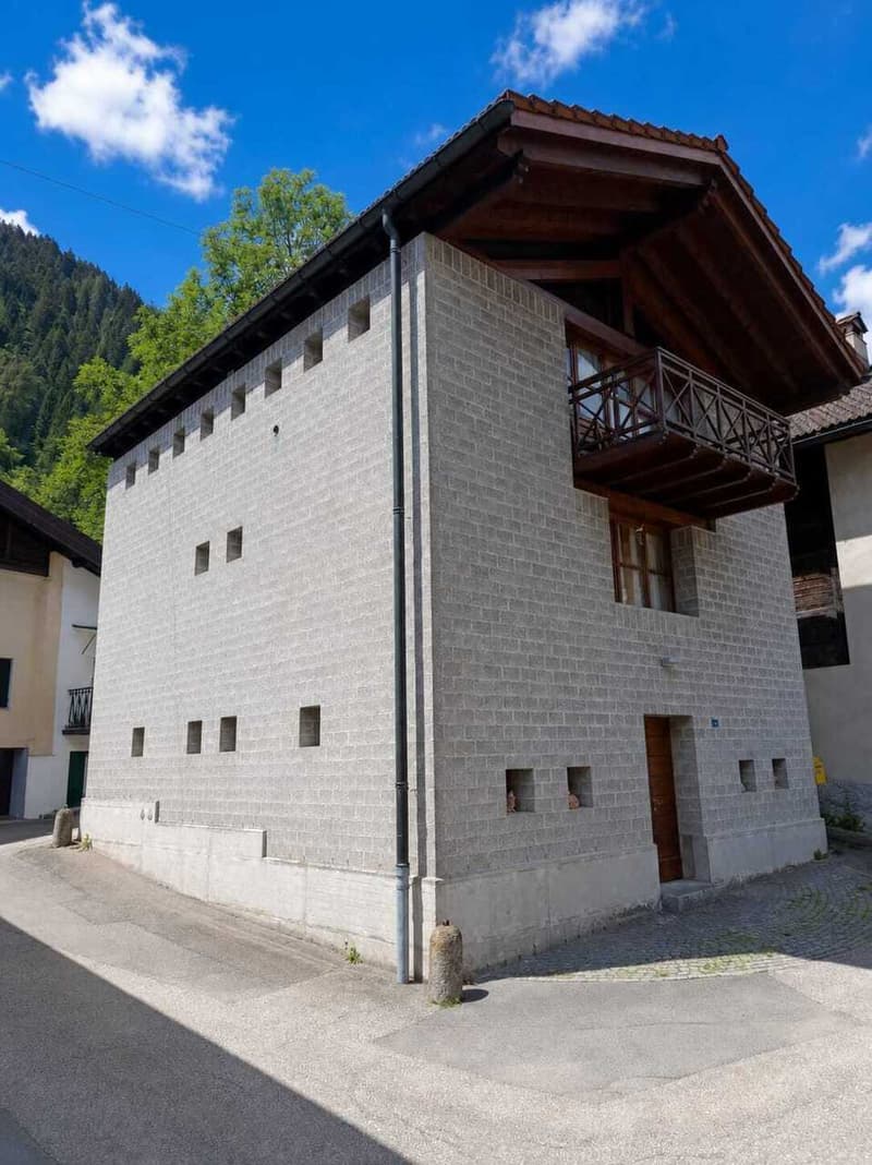 AMBRI - Vendiamo casa unifamiliare contemporanea nel nucleo storico (2)