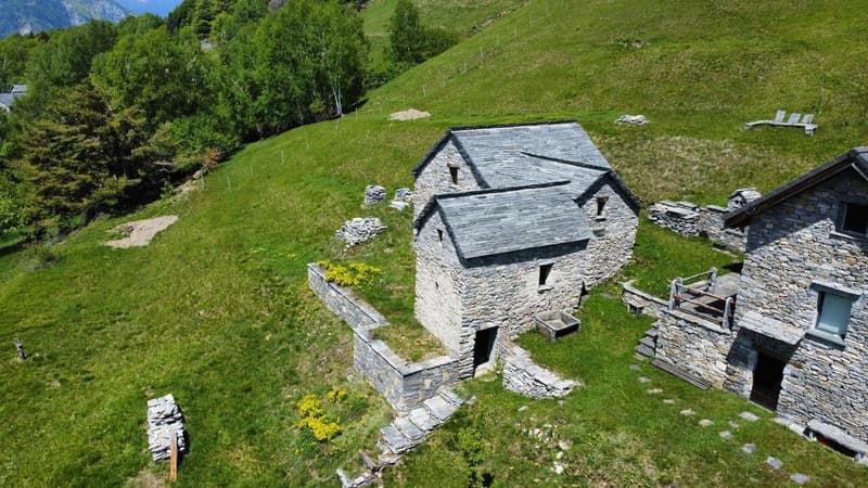 MONTI DI COMINO - Rustico da riattare con licenza edilizia approvata (7)