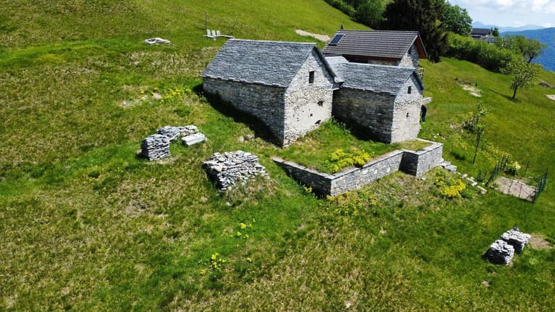 MONTI DI COMINO - Rustico da riattare con licenza edilizia approvata (8)