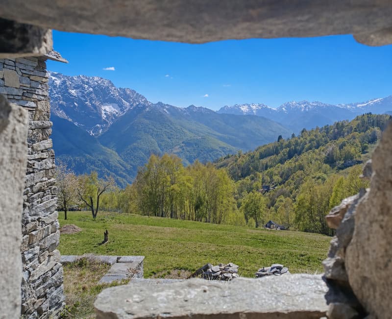MONTI DI COMINO - Rustico da riattare con licenza edilizia approvata (4)