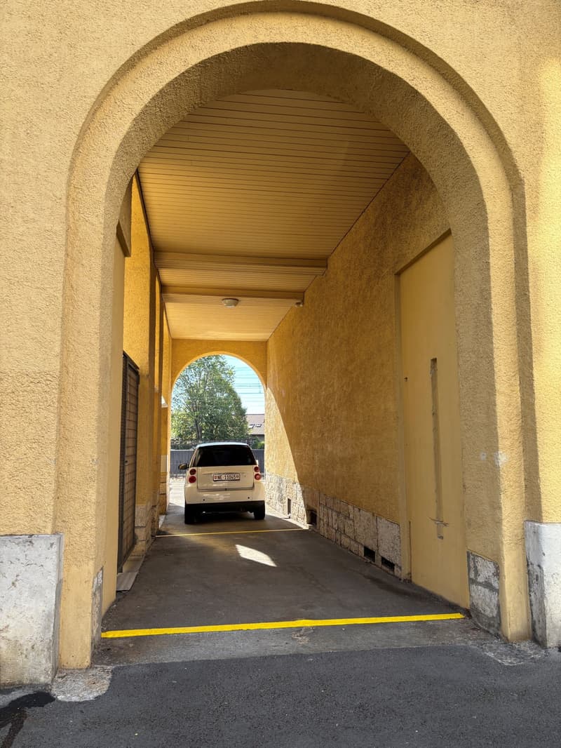 Une place de parc extérieure couverte (2)