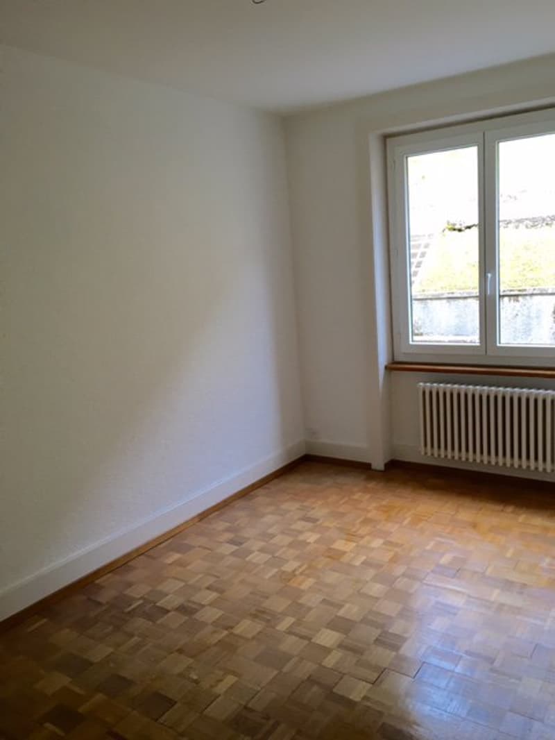 Charmant appartement de 3 pièces au rez-de-chaussée avec parquet d'... (2)