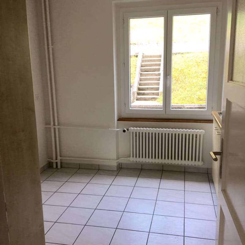 Charmant appartement de 3 pièces au rez-de-chaussée avec parquet d'... (1)