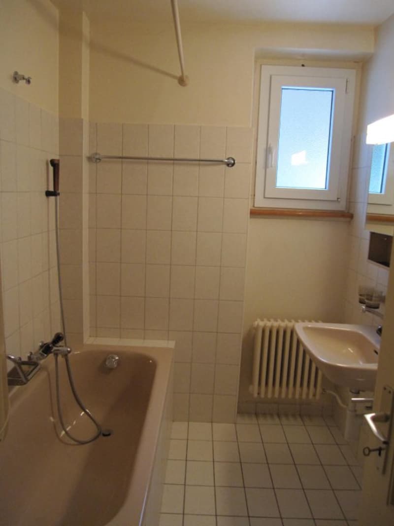 Charmant appartement de 3 pièces au rez-de-chaussée avec parquet d'... (5)