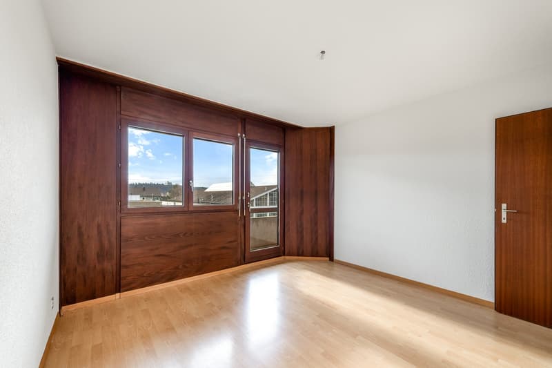 empty room, white walls, wooden floor, large windows, sliding door