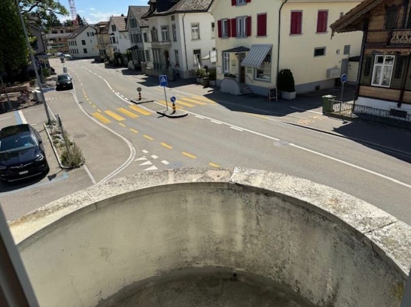 Charmante, teilsanierte 3.5-Zimmerwohnung im Zentrum (2)