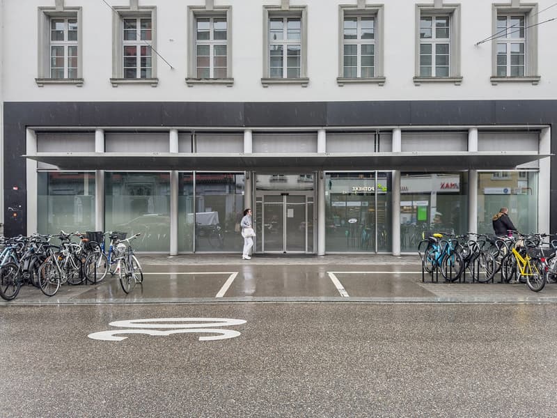 Espace de vente au détail et de bureau représentatif directement à la gare de Winterthur (3)