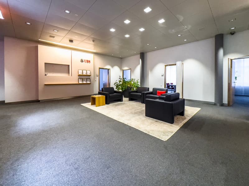 Espace de vente au détail et de bureau représentatif directement à la gare de Winterthur (17)