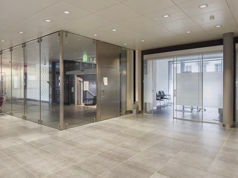 Espace de vente au détail et de bureau représentatif directement à la gare de Winterthur (9)