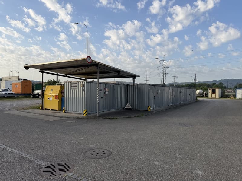 Büroräume mit 250m², Lagerhallen mit 215m2 zuzüglich Aussenflächen und Parkplätze (8)