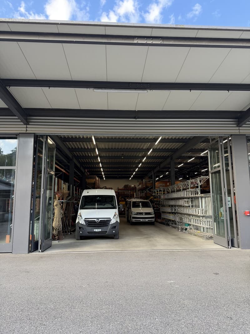 Büroräume mit 250m², Lagerhallen mit 215m2 zuzüglich Aussenflächen und Parkplätze (6)