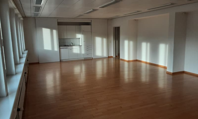 Raum mit Einbauküche