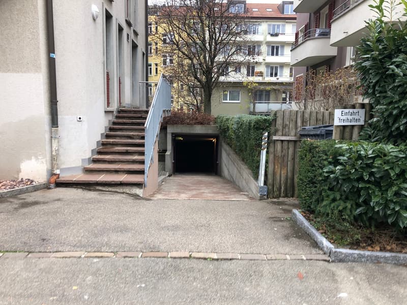 Einfahrt Garage