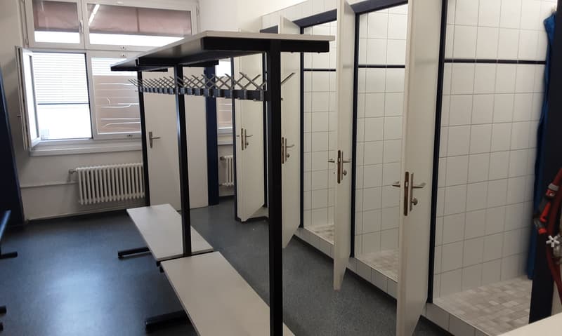 Umkleide mit Duschen