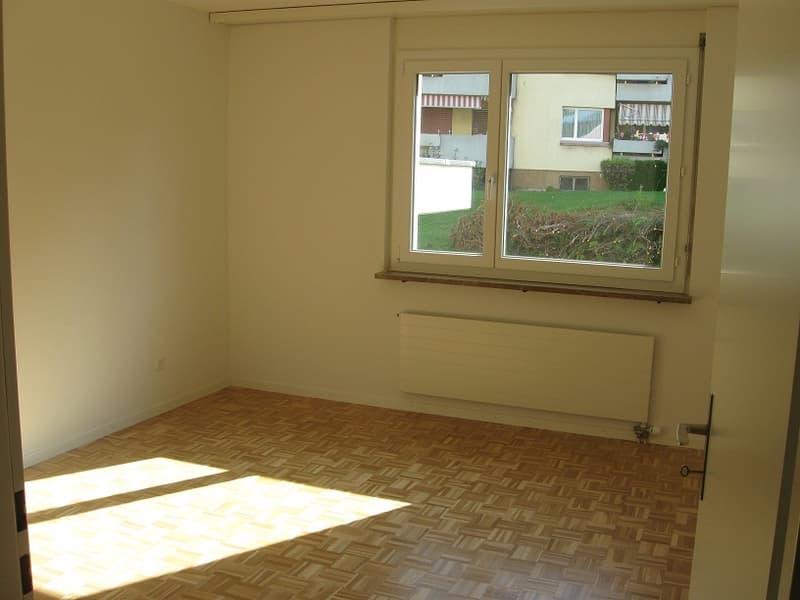 Balkon mit Abendsonne, moderne Küche offen zu Wohnzimmer (2)