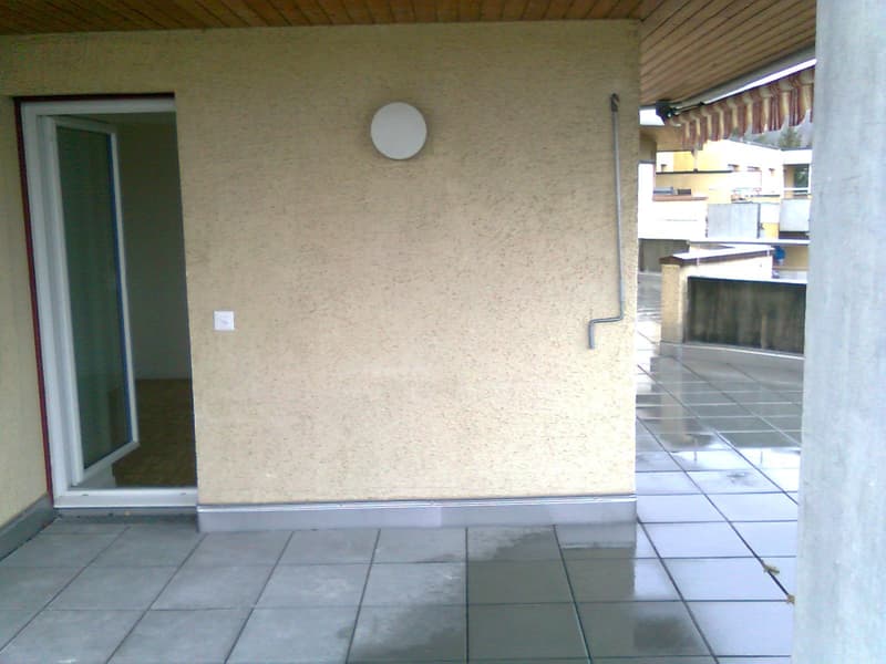 Grosse Terrasse,  moderne Küche offen zu Wohnzimmer (6)
