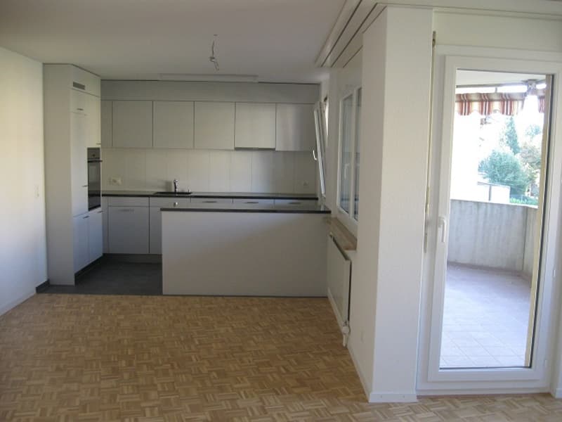 Balkon mit Abendsonne, moderne Küche offen zu Wohnzimmer (5)