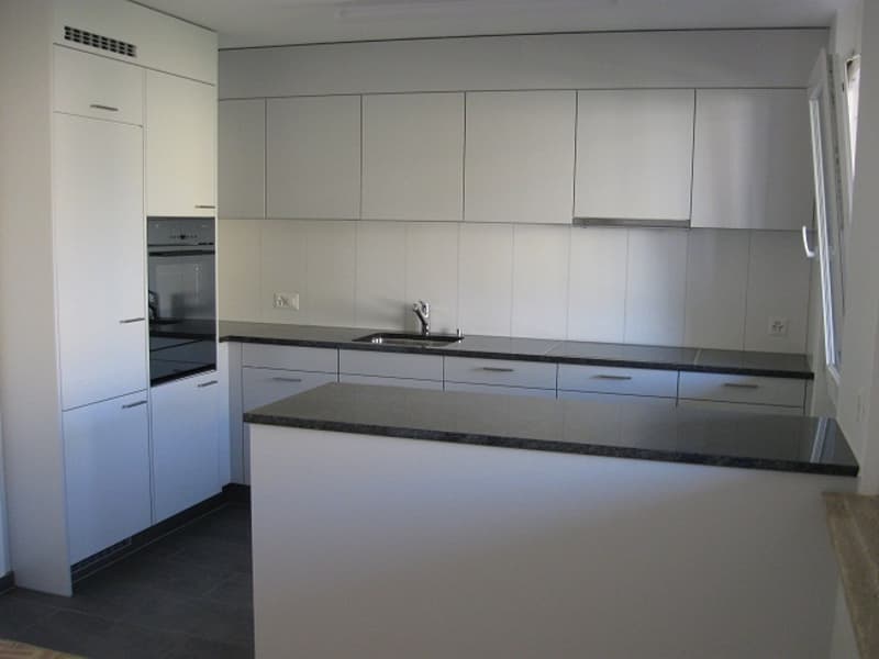 Balkon mit Abendsonne, moderne Küche offen zu Wohnzimmer (4)