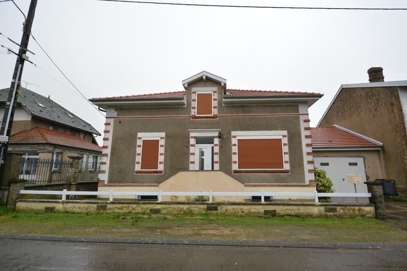 A vendre en exclusivité, une grande maison située à Montfaucon en (1)
