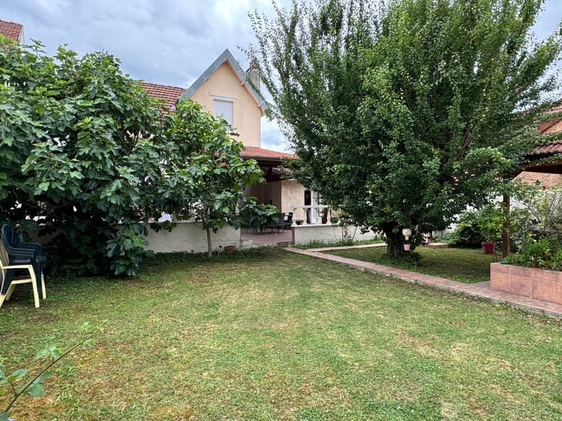 MAISON DE VILLE, GRANDE PIÈCE DE VIE, 4 CHAMBRES ET BEAU JARDIN (3)