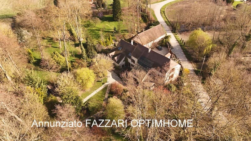 ? Au coeur d'un domaine clos de 1,5 hectare, ce moulin rénové offre un (2)