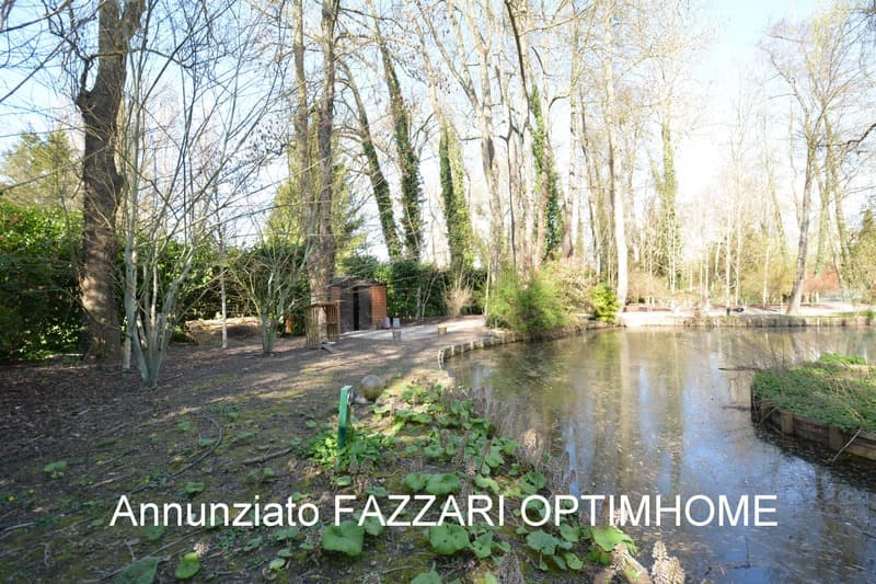 ? Au coeur d'un domaine clos de 1,5 hectare, ce moulin rénové offre un (12)