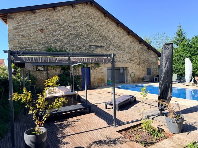 Ancien corps de ferme rénové avec piscine, grange et studio (8)