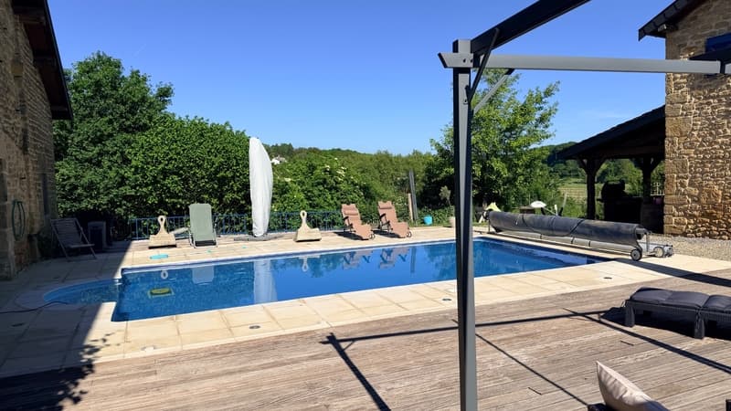 Ancien corps de ferme rénové avec piscine, grange et studio (10)
