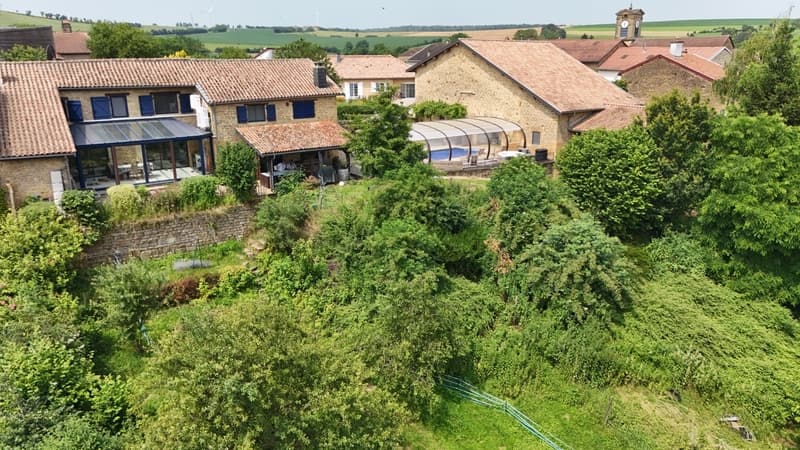 Ancien corps de ferme rénové avec piscine, grange et studio (1)