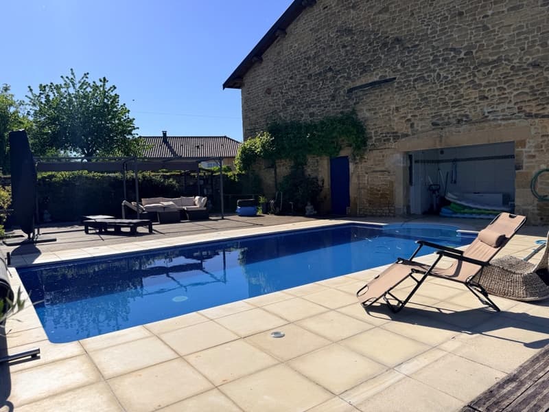 Ancien corps de ferme rénové avec piscine, grange et studio (13)