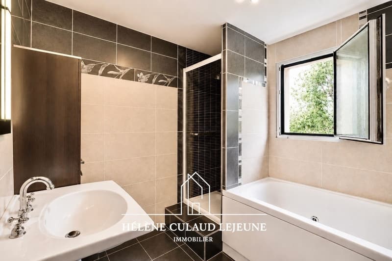 MAISON D'ARCHITECTE - 157 m² - SAINT AVÉ (12)