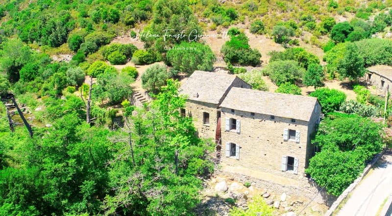 Ancien Moulin en Pierre avec dépendances sur près de 2,3 hectares - (1)