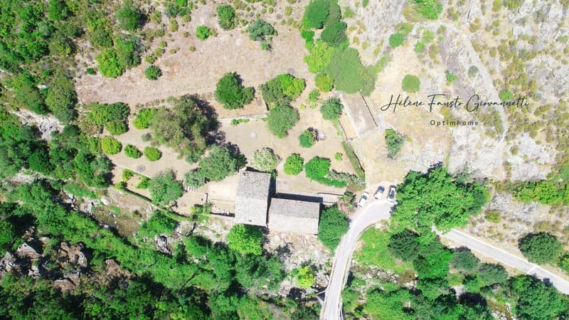 Ancien Moulin en Pierre avec dépendances sur près de 2,3 hectares - (10)