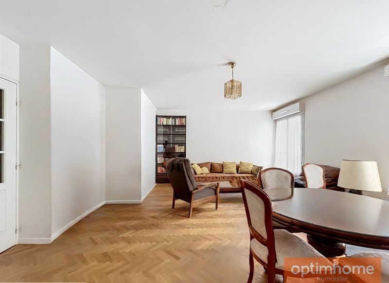 Vente en nue-propriété - Appartement de standing avec balcons cave et (2)