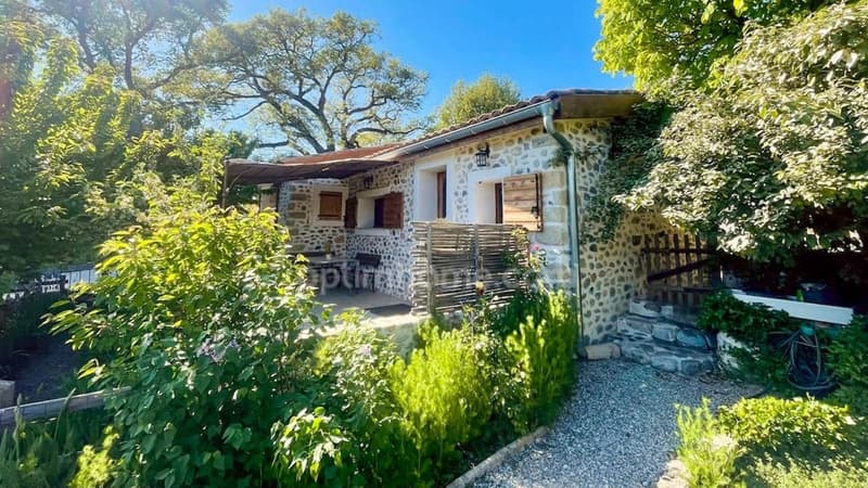 A vendre Authentique propriété de caractère avec gîte indépendant à (3)