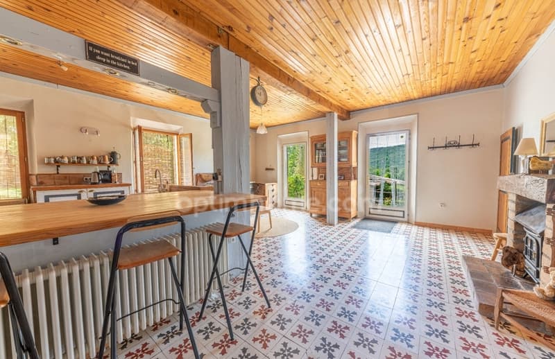 A vendre Authentique propriété de caractère avec gîte indépendant à (4)