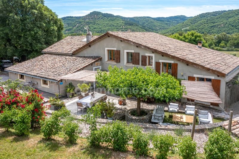 A vendre Authentique propriété de caractère avec gîte indépendant à (1)
