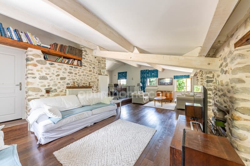 A vendre Authentique propriété de caractère avec gîte indépendant à (8)