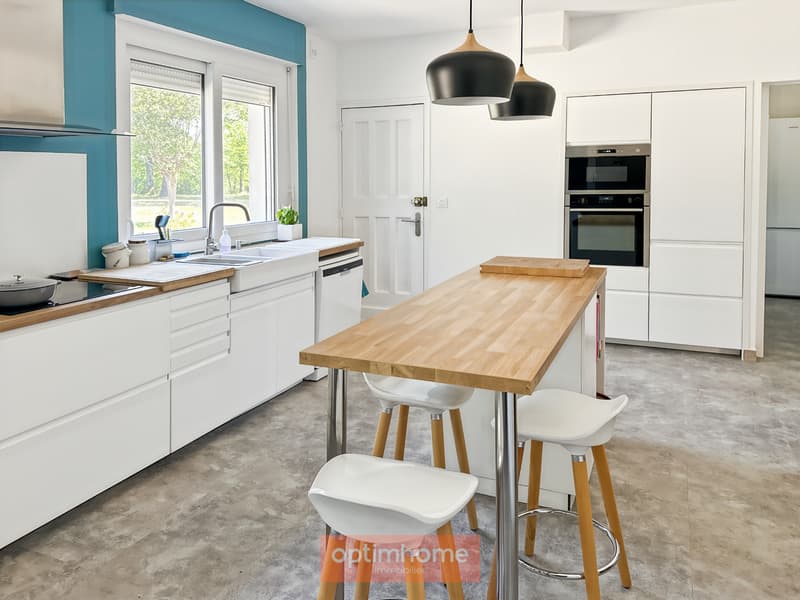 Maison rénovée pleine de charme et de caractère sur son parc boisé (9)