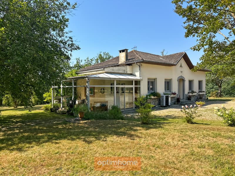Maison rénovée pleine de charme et de caractère sur son parc boisé (2)