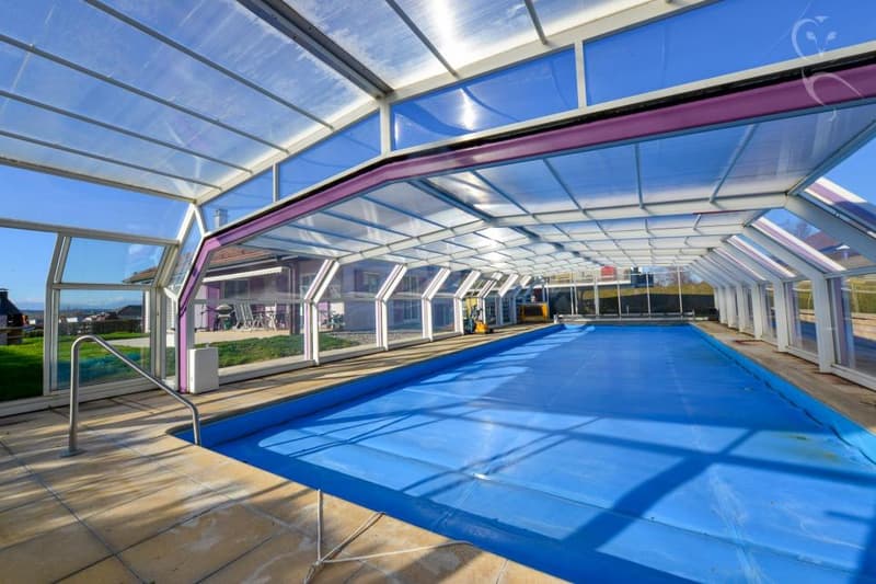 Prêts à profiter d'un magnifique jardin et de la piscine couverte dans votre jolie villa individuelle ? (8)