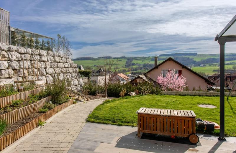 Vue imprenable depuis cette belle villa en terrasse d'angle avec jardin de 294 m2 ! (2)