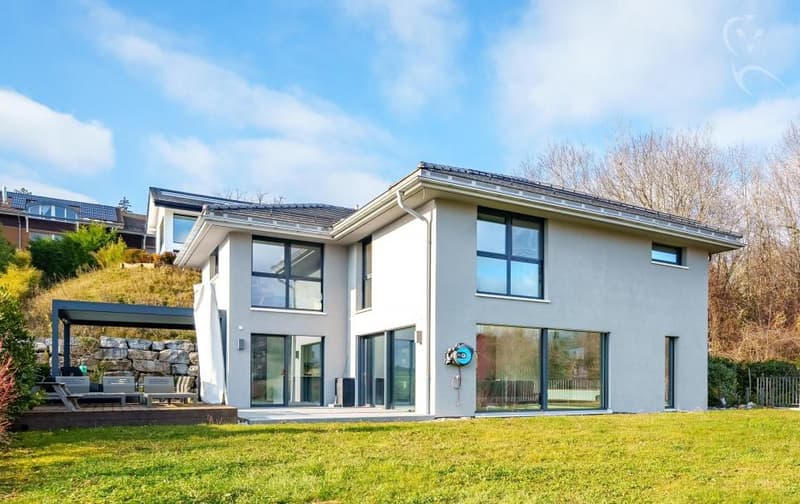 Superbe villa indépendante récente avec grand jardin et belle vue
