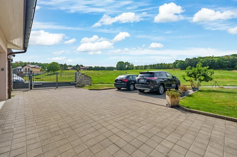 Magnifique villa alliant espace, confort et vue dégagée sur la campagne environnante. (2)