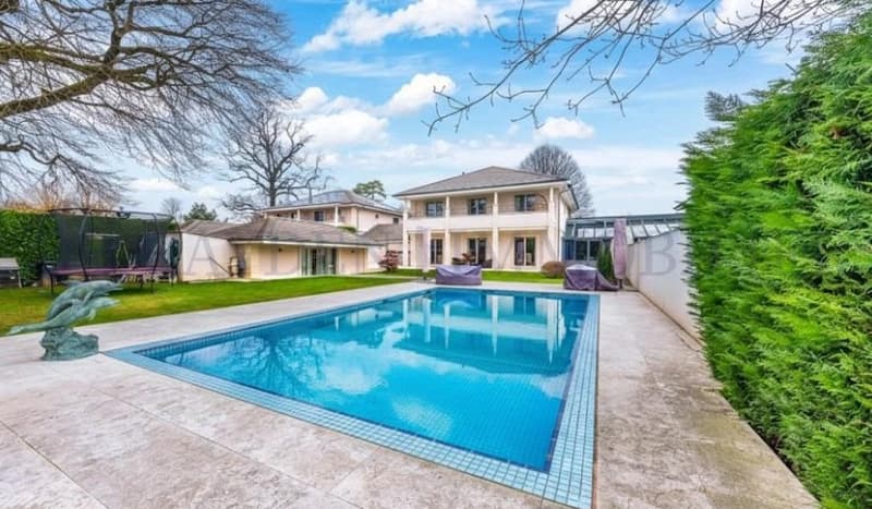 Villa d'exception avec une piscine et pool-house (3)